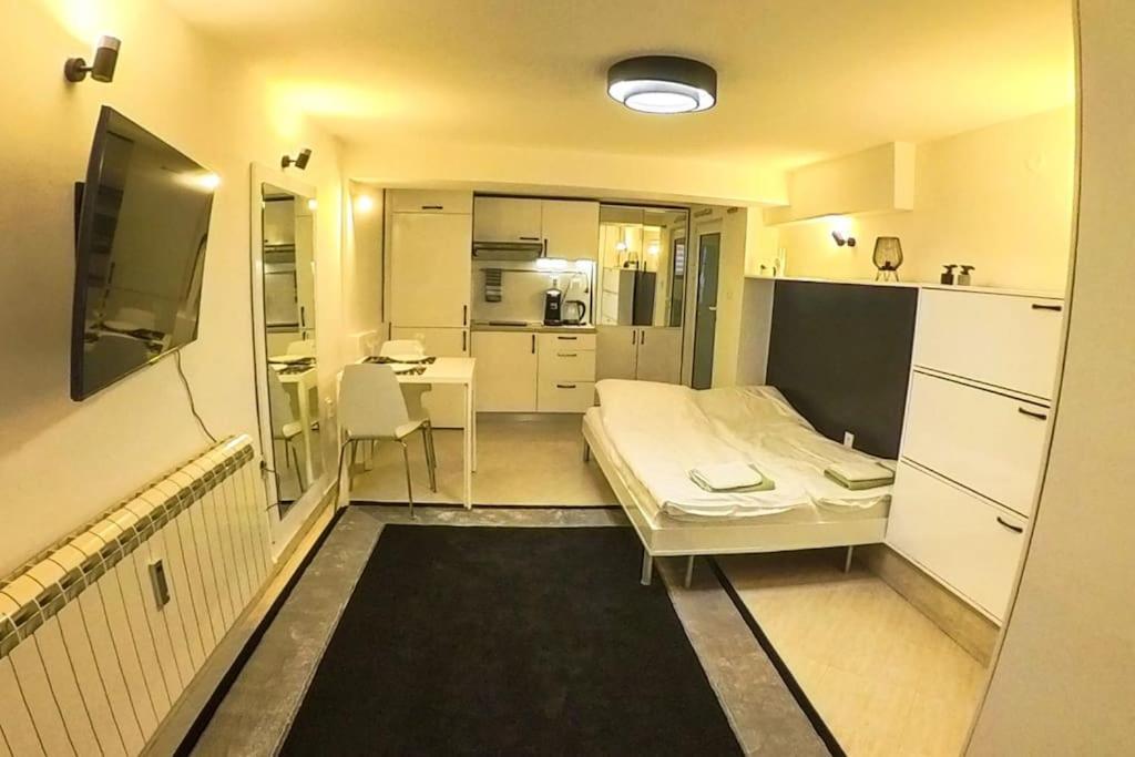 Апартаменти With Courtyard Just Steps Away Vitosha Str Софія