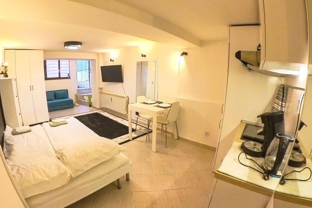 With Courtyard Just Steps Away Vitosha Str Апартаменти